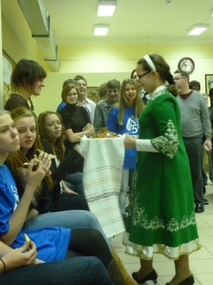 Traditionelle Begrüßung in der "Russischen Schule" mit Brot und Salz